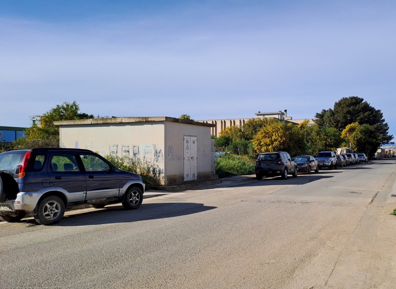 fronte su strada principale e cabina elettrica.jpg - Terreno edificabile Selargius - foto 3