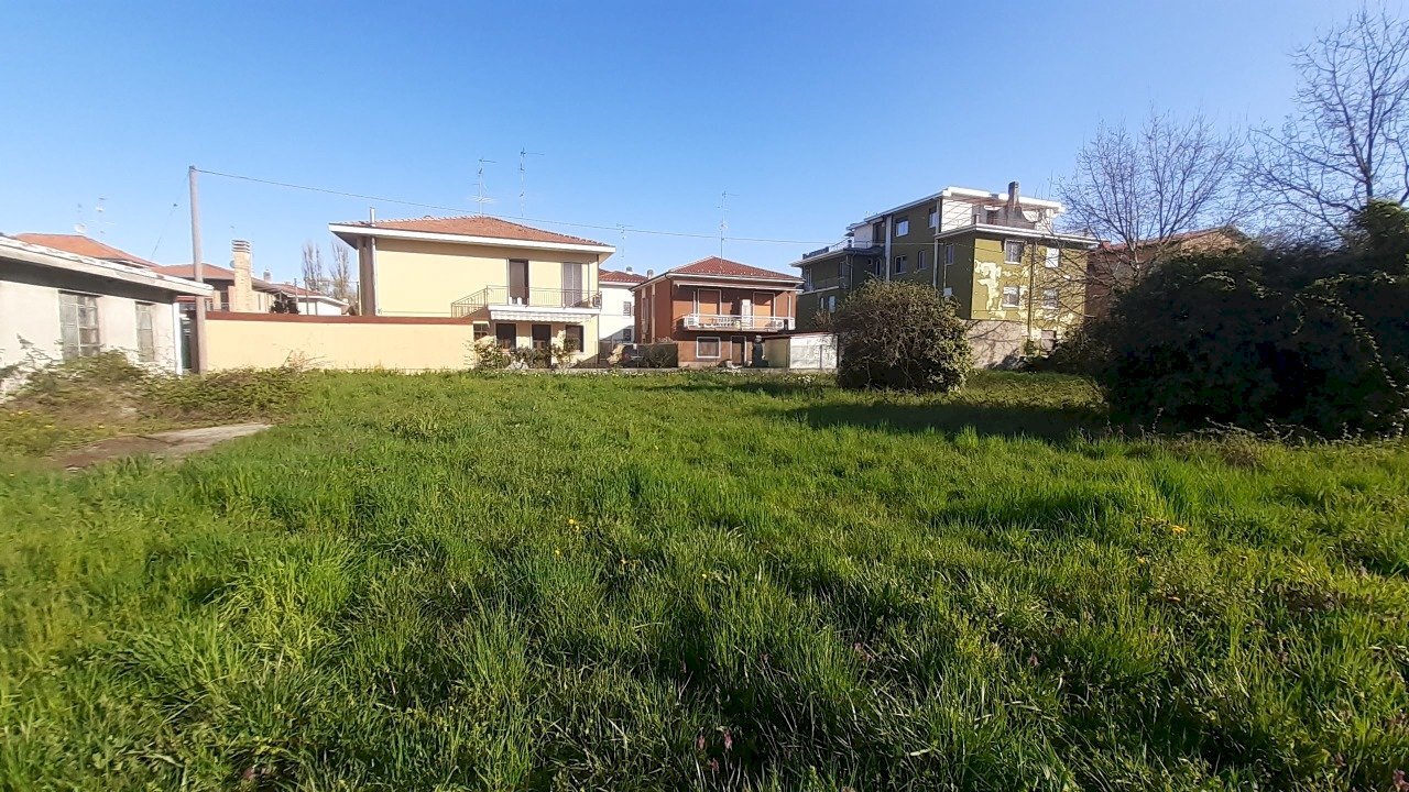 20250401_092309.jpg - Terreno edificabile via Cacciatori delle alpi, Somma Lombardo - foto 1