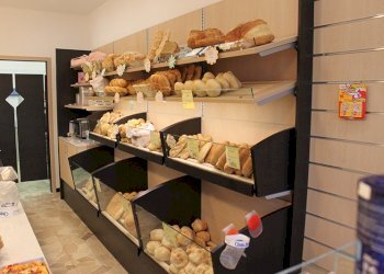 43-70-madia-pane-per-negozio.jpg - Locale Commerciale Piazza Siena 11, Luni - foto 1