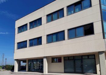 20250529_094859.jpg - Locale Commerciale Strada Mantova, Marmirolo - foto 2