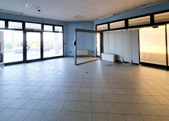 20250529_094449.jpg - Locale Commerciale Strada Mantova, Marmirolo - foto 5