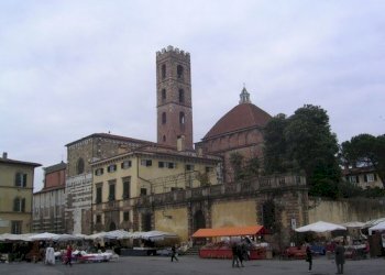 15682_lucca_mercatino_in_piazza_san_martino.jpg - Terratetto - Terracielo Via Degli Angeli, Lucca - foto 7