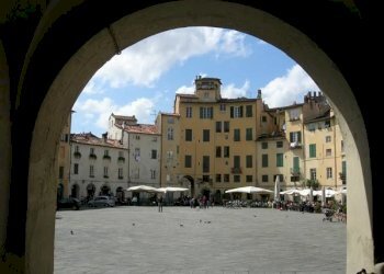 piazza-anfiteatro-lucca-01.jpg - Terratetto - Terracielo Via Degli Angeli, Lucca - foto 9