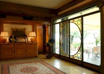 salone bancone e rosone.jpg - Locale Commerciale Via Aurelia 184, Viareggio - foto 7