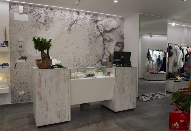 negozio-abbigliamento-con-banco-cassa-stampa-mural - Commercial Premises Via della Colombaia, Lucca - photo 3