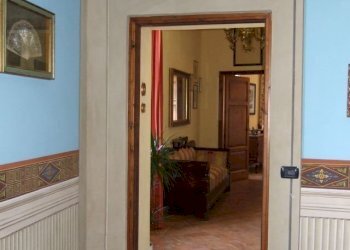 6-salone piano nobile porta.JPG.jpg - Albergo - Struttura ricettiva Via Vittorio Emanuele II, Lucca - foto 8