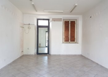 20190827_165355.jpg - Locale Commerciale Viale Lazzaro Papi, Lucca - foto 1