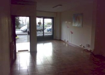 23112009239449.jpg - Commercial Premises Via Vittorio Emanuele II, Lucca - photo 4