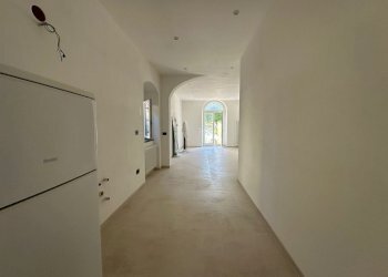 PHOTO-2025-05-29-15-20-10 copia.jpg - Bilocale La Spezia - foto 3