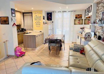 salotto.jpeg - Casa semi indipendente Podenzana - foto 9