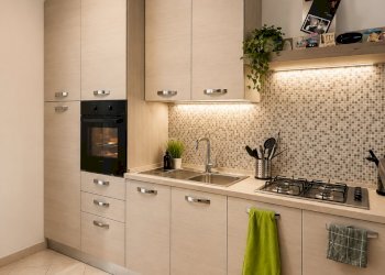 cucina con luci - Quadrilocale Licciana Nardi - foto 8