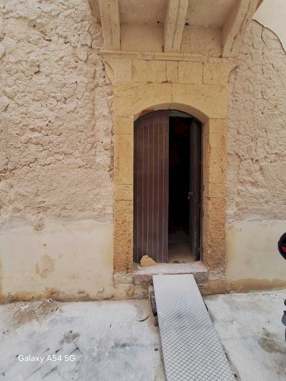 PHOTO-2025-02-07-12-26-46.jpg - Magazzino Siracusa - foto 1