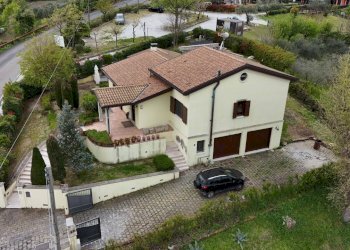 DJI_20260410151829_0079_D.jpg - Villa Via Colombarina 17, Poggio Torriana - foto 2