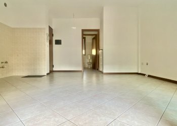 zona giorno - Bilocale via Ariosto 7, Cento - foto 19