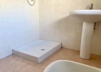 bagno - Bilocale via Ariosto 7, Cento - foto 23