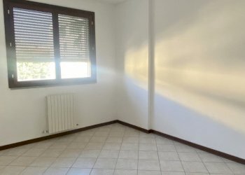 camera da letto - Bilocale via Ariosto 7, Cento - foto 28