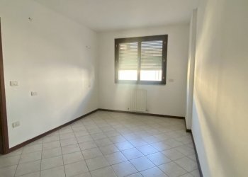 camera da letto - Bilocale via Ariosto 7, Cento - foto 29