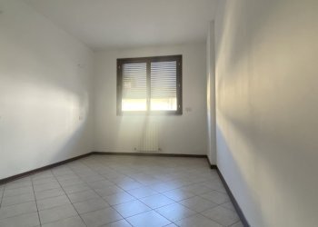 camera da letto - Bilocale via Ariosto 7, Cento - foto 30