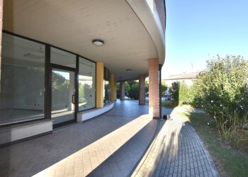 Porticato.JPG - Commercial Premises via Vinicio Pescerelli 99, San Pietro in Casale - photo 15