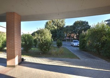 Vista dell\'accesso pedonale dai parcheggi.JPG - Commercial Premises via Vinicio Pescerelli 99, San Pietro in Casale - photo 17