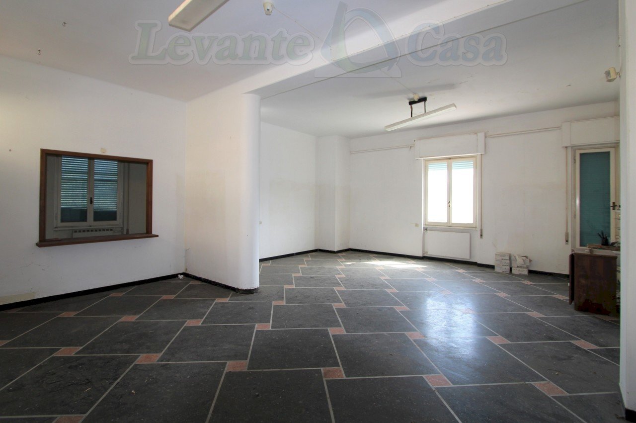 002 - Negozio (4).jpg - Commercial Premises Uscio - photo 2