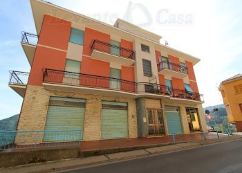 001 - Facciata (3).jpg - Locale Commerciale Uscio - foto 1