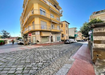 WhatsApp Image 2024-11-07 at 10.36.09.jpeg - Magazzino Via Jean Jonquiere 25, Ospedaletti - foto 12