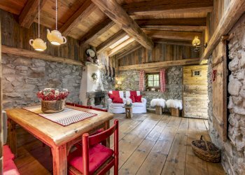 AFFITTO COURMAYEUR: sala da pranzo con camino - Baita Località Peuterey 15, Courmayeur - foto 6