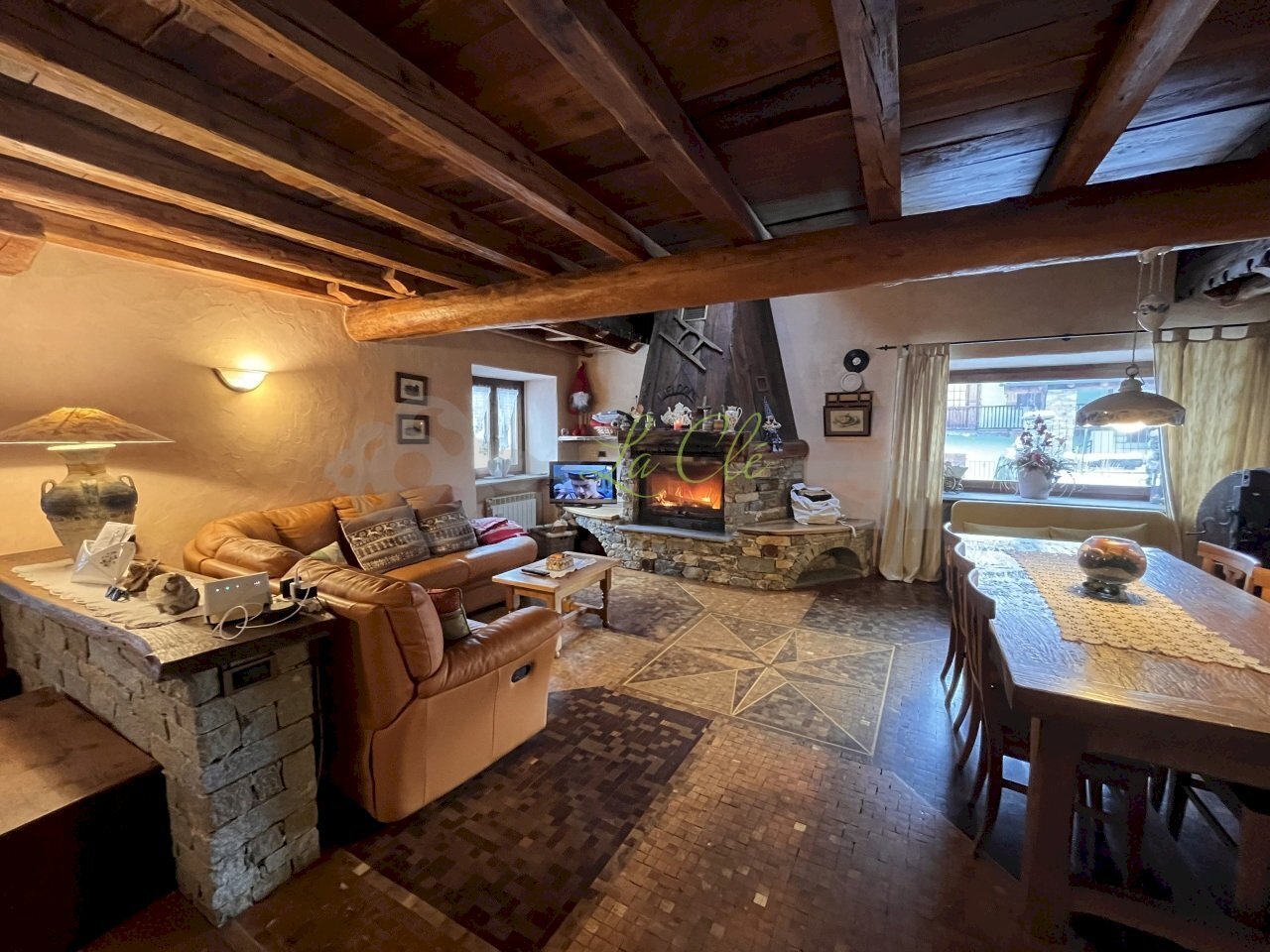 VENDITA LA SALLE - SOGGIORNO CON CAMINO E ZONA PRA - Quadrilocale Via Cesare Ollietti 13, La Salle - foto 2