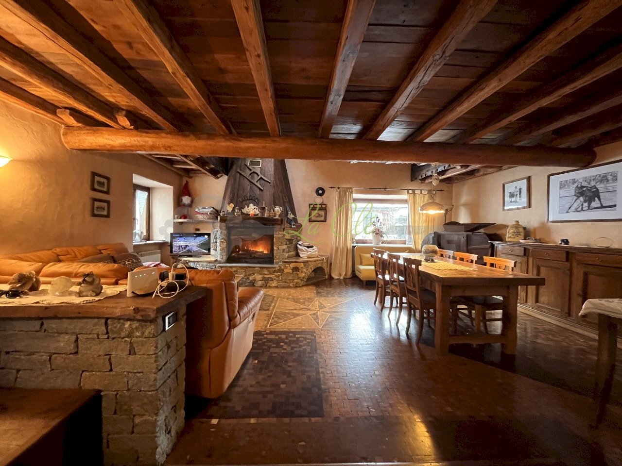 VENDITA LA SALLE - SOGGIORNO CON CAMINO E ZONA PRA - Quadrilocale Via Cesare Ollietti 13, La Salle - foto 3