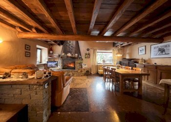 VENDITA LA SALLE - SOGGIORNO CON CAMINO E ZONA PRA - Quadrilocale Via Cesare Ollietti 13, La Salle - foto 3