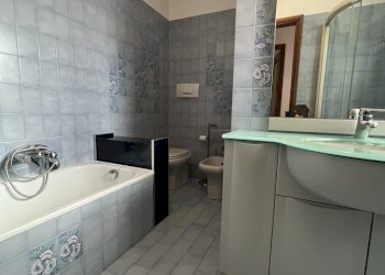 Bagno principale con vasca e doccia.jpeg - Appartamento Via C. Pavese 23, Venaria Reale - foto 11