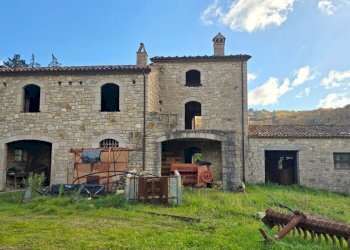 casale6.jpg - Azienda agricola Vocabolo Capanni snc, Baschi - foto 6