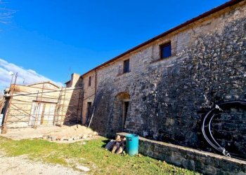 pietra2.jpg - Azienda agricola Vocabolo Capanni snc, Baschi - foto 22