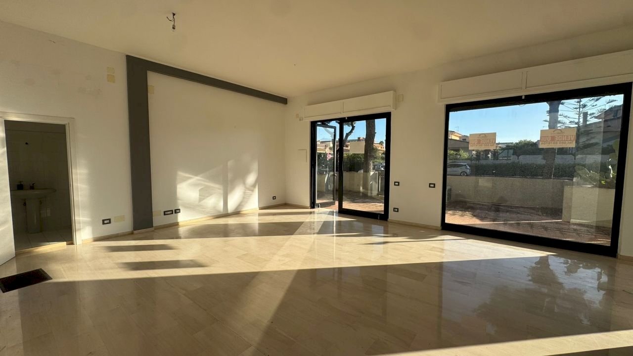 interno locale - Locale Commerciale VIA VITTORIO VENETO, Monopoli - foto 1