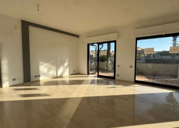 interno locale - Locale Commerciale VIA VITTORIO VENETO, Monopoli - foto 1