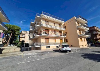 Facciata condominiale perfetamente ristrutturata - Trilocale Via Giaiette 44, Diano Marina - foto 4