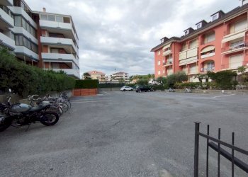 cortile parcheggio - Bilocale Andora - foto 16