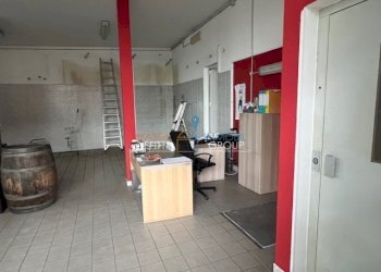 IMG_1379.jpg - Locale Commerciale Via del Papino 15, Massa - foto 3