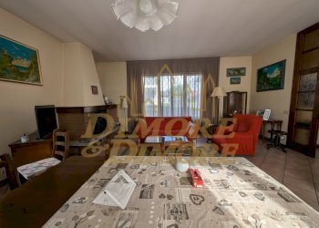 Zona giorno sala con camino.jpg - Villa Via alla Piana 84, Cannobio - foto 13