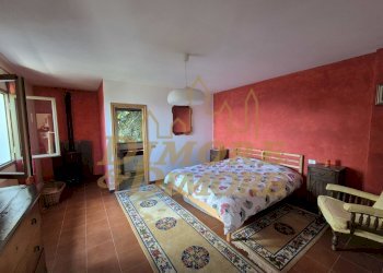 Camera da letto con bagno.jpg - Villa via per Cambiesso, Intragna - photo 25