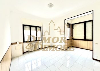 Camera matrimoniale - Quadrilocale Piazza Garibaldi 10, Luino - foto 7