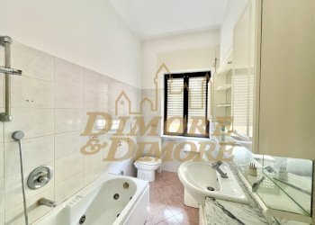 Sala da bagno - Quadrilocale Piazza Garibaldi 10, Luino - foto 12