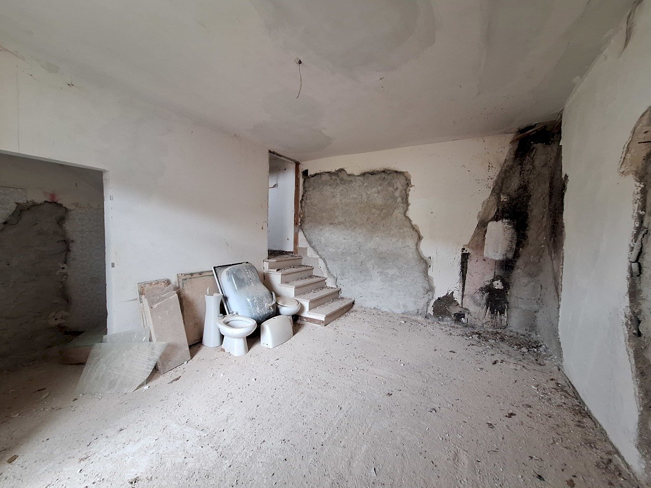 20250301_141538.jpg - Trilocale Via Folignate 1, Visso - foto 3