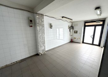 IMG_1346.jpg - Locale Commerciale Piazza Salvador Allende, Vaiano - foto 2