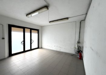 IMG_1357.jpg - Locale Commerciale Piazza Salvador Allende, Vaiano - foto 1