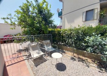 Giardino - Zona Relax.jpg - Trilocale Piazza Garibaldi 111/112, Rosignano Marittimo - foto 3