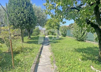 vialetto giardino.jpg - Porzione di casa Contrada Conti Coco 20/2, Cocquio-Trevisago - foto 2