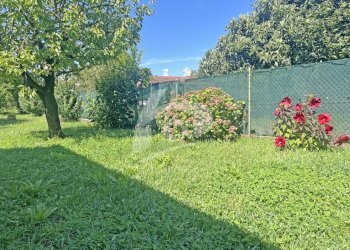 giardino1.jpg - Porzione di casa Contrada Conti Coco 20/2, Cocquio-Trevisago - foto 12