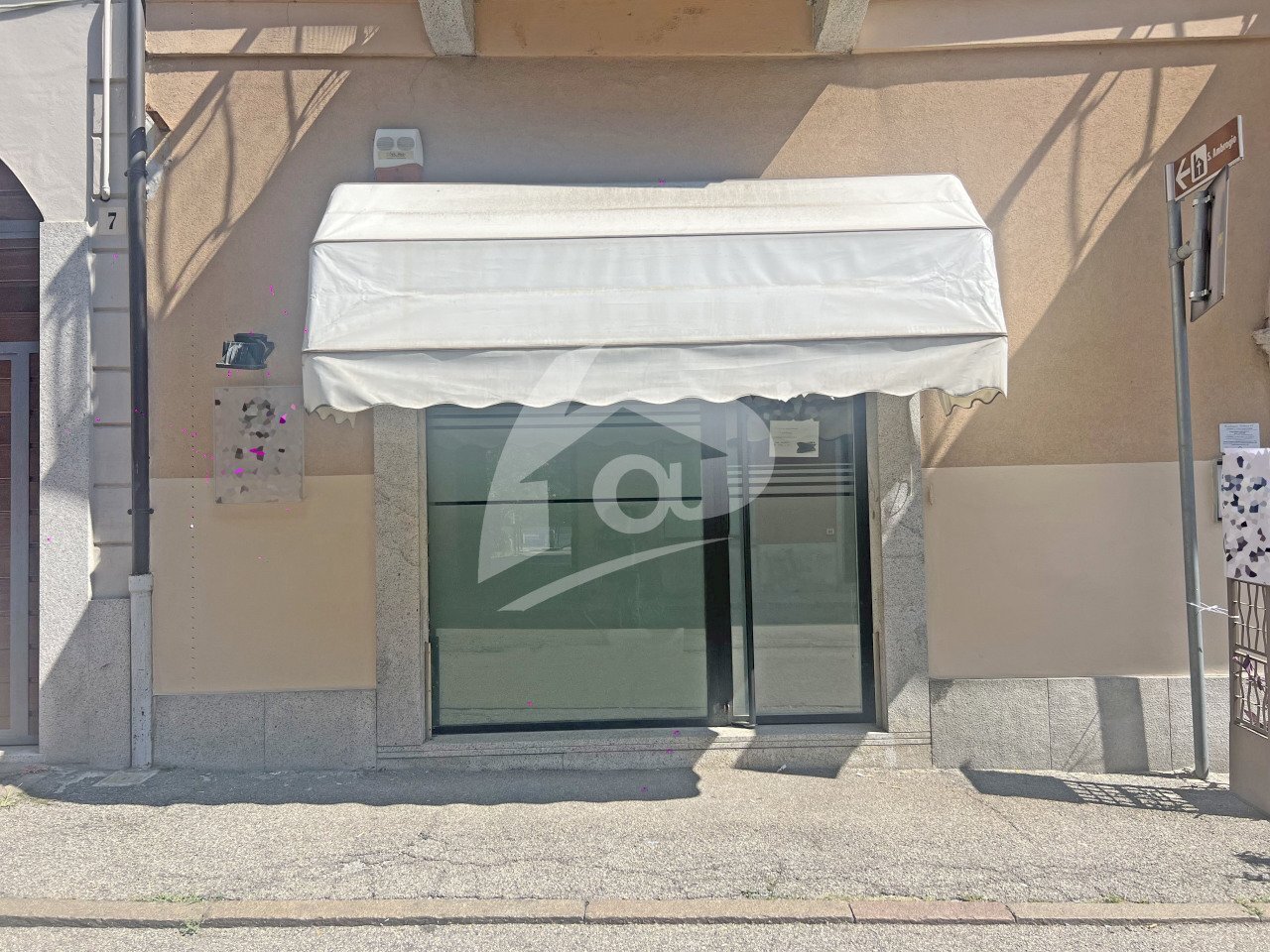 ingresso da via Labiena - Commercial Premises Via Labiena 11, Laveno-Mombello - photo 1
